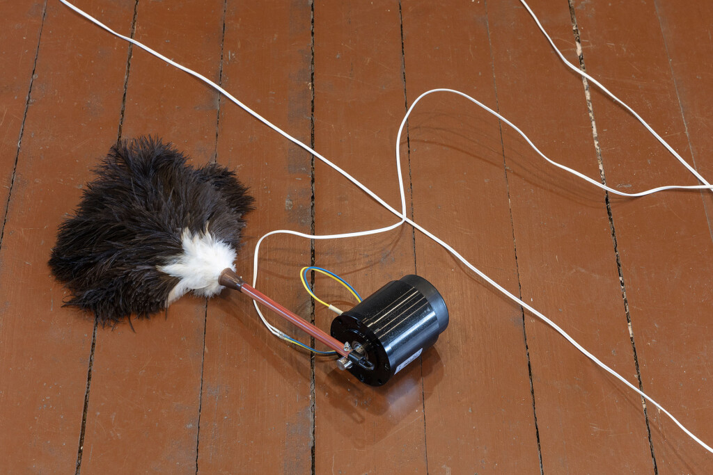 15.-YM_I_O-(I-Oslo)_Atelier-Nord_Installation-view_Right_Detail_Floor_Feather-duster_stationery_Tor-S.-Ulstein-_-KUNSTDOK_Copyright-the-artist-and-mother's-tankstation-limited